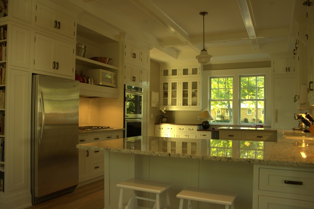 The sunlight on a kitchen of this size in an off white painted finish makes the kitchen look overly large, very warm, and extremely welcoming.